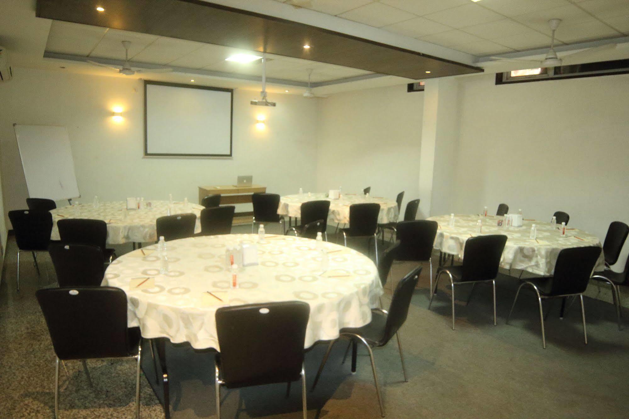 Stately Suites Mg Road Γκουργκάον Εξωτερικό φωτογραφία